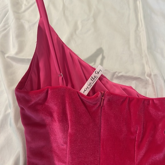 Lucy In the Sky One shoulder dress - Picture 3 of 4